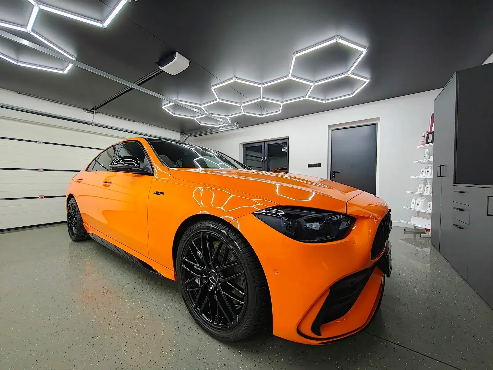 Pomarańczowy Mercedes w studio Hans Glanz pod neonowymi heksami